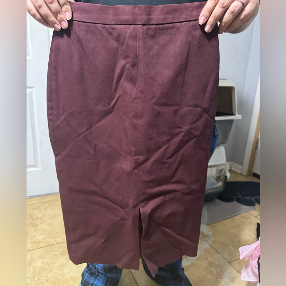 A skirt I never used because too big. Wrinkled because I don’t have an iron :/